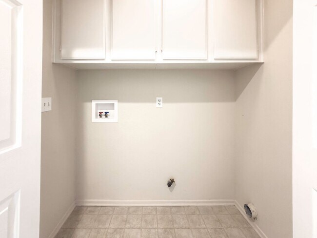 Building Photo - RARE 6 BEDROOM HOME FOR RENT IN OPTIMUM LO...