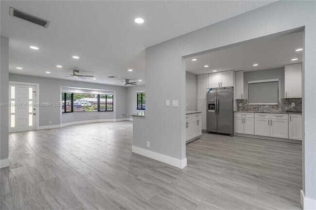 Building Photo - 4660 SW 128th Ave