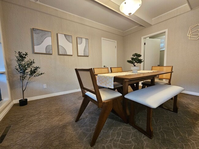 Building Photo - Fully Furnished Mid Century Charmer- month to month/midterm/short term, 3 bedrooms, highly desira...