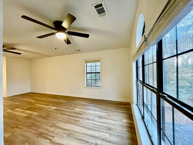 Building Photo - Large 4 Bedroom House