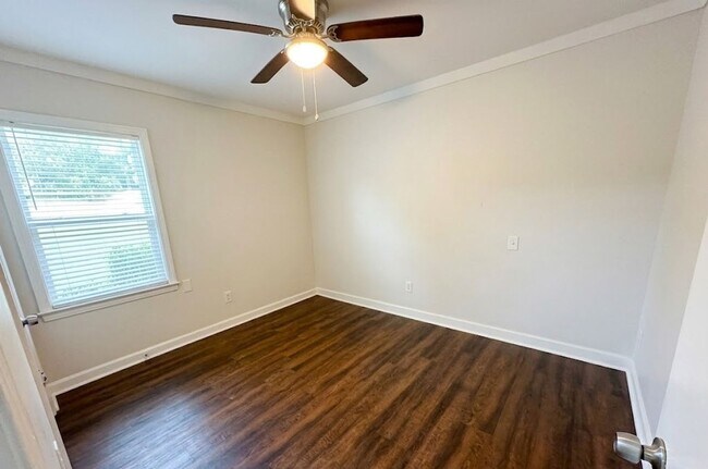 Building Photo - 1502 Rolling Hills Dr