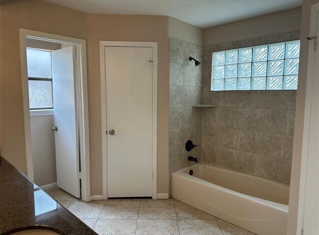 Building Photo - 17406 Spicewood Springs Ln