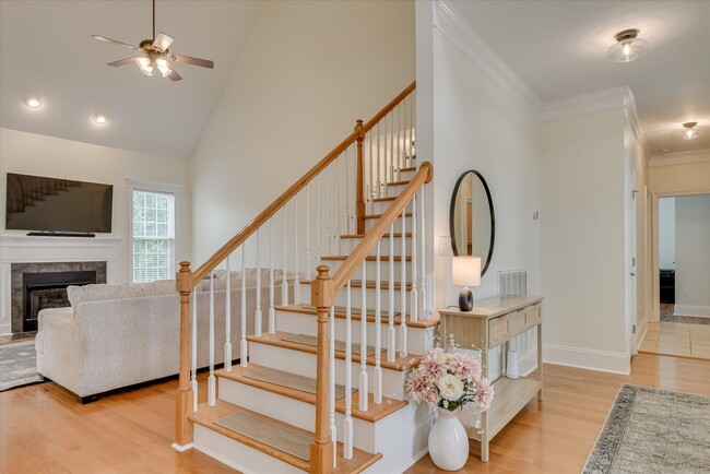 Building Photo - 5 Bed/3 Bath home with Primary Bedroom & a...
