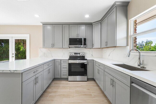 Building Photo - 5065 Horseshoe Cir N