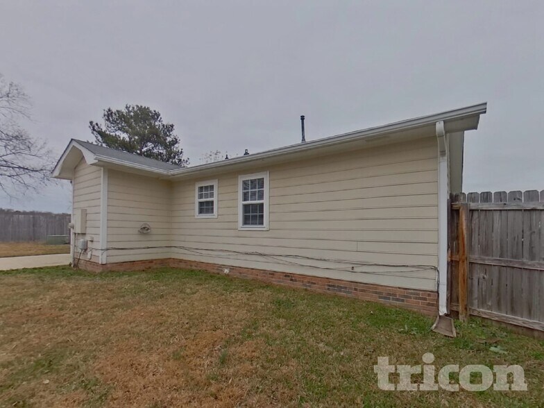 Building Photo - 2500 Justin Ct