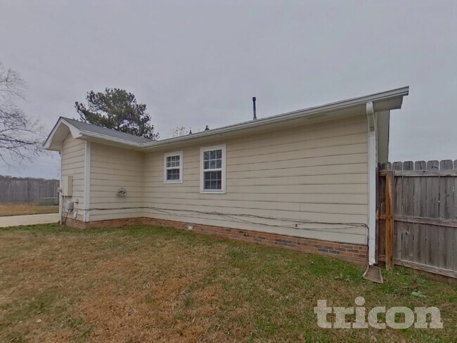 Building Photo - 2500 Justin Ct