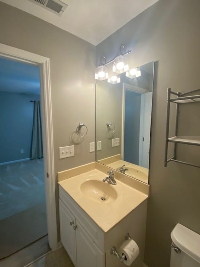 Building Photo - Townhome in great location!