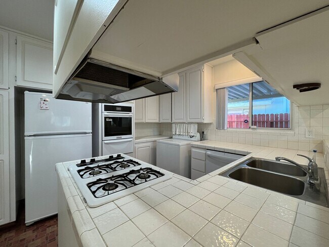 Building Photo - MOVE IN READY 3+2 home in Northridge w/RV access, appliances included + central HVAC!