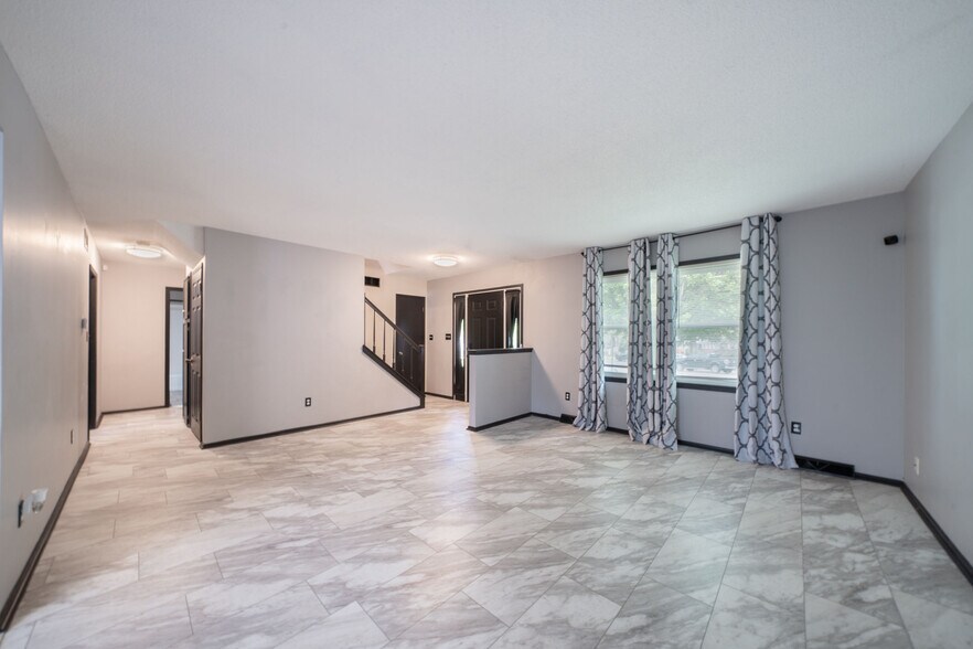 Building Photo - 617 N Willow Dr