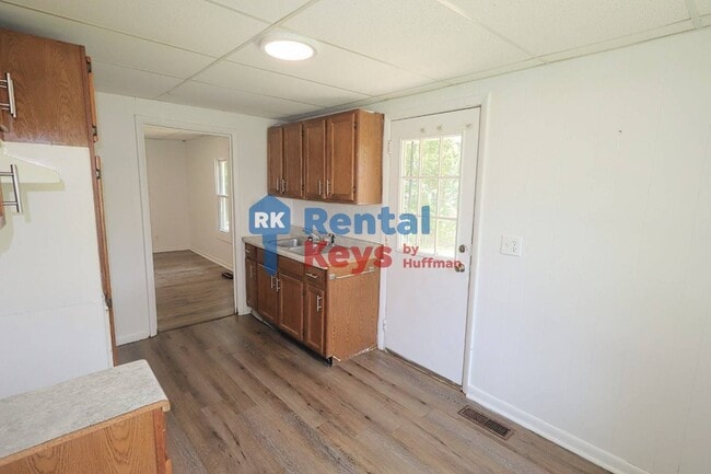 Building Photo - Two Bedroom House