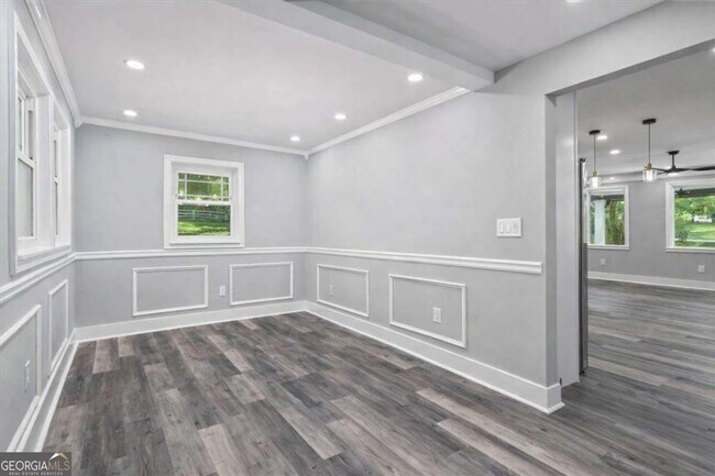 Building Photo - 724 Cowan Rd SE