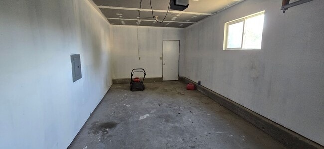 Building Photo - 2 Bedroom 1.5 Bathroom 1 Car Garage For Rent