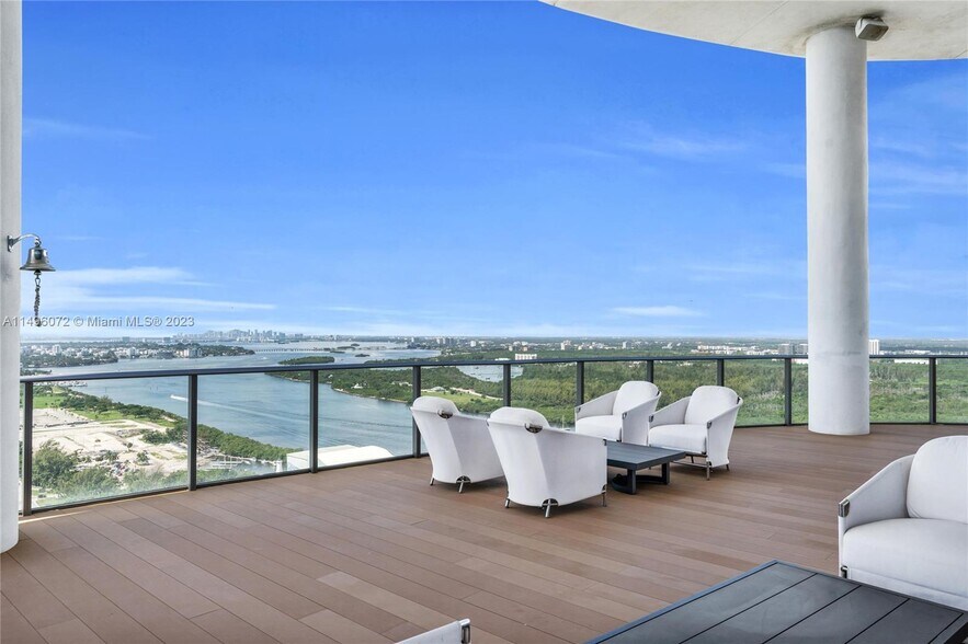 Building Photo - 15701 Collins Ave