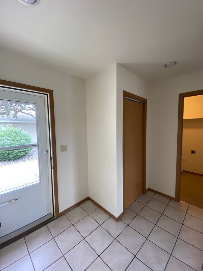 Building Photo - Canfield Court Condo (APP#170)