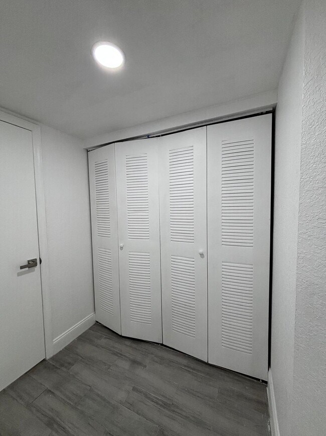 Building Photo - Miami House