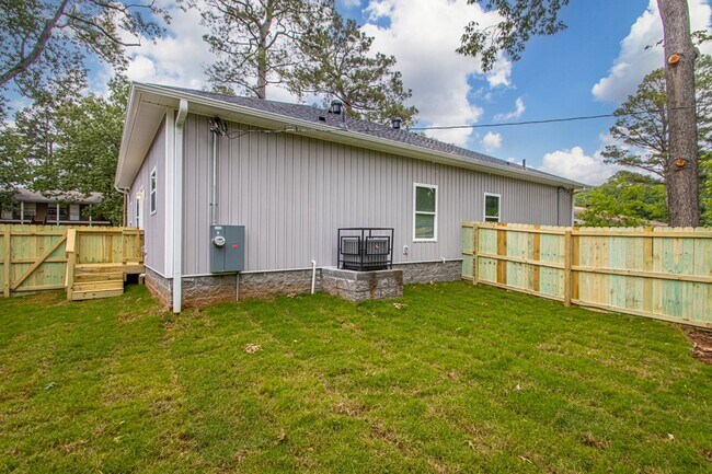 Building Photo - 5703 Valley Dr