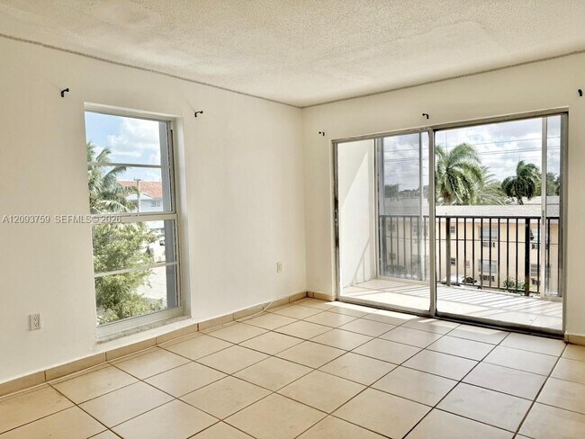 Building Photo - 305 W 68th St