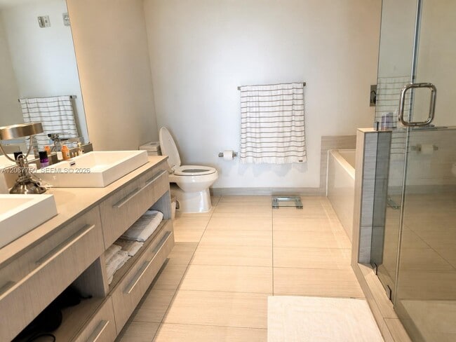 Building Photo - 4010 S Ocean Dr
