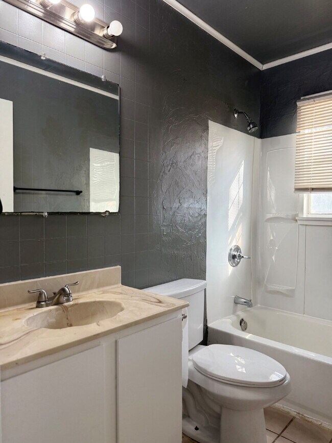 Building Photo - Steps from Beautiful  Park, Bonus Room & Central Lubbock Living!