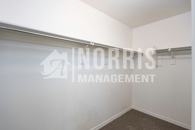 Building Photo - Beautiful Home, Perfect Location and Price