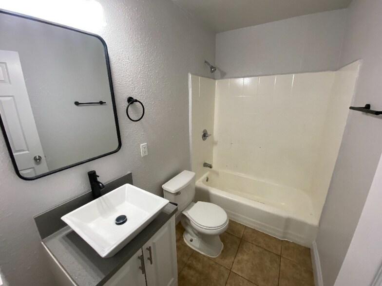 Building Photo - 641 W 92nd St