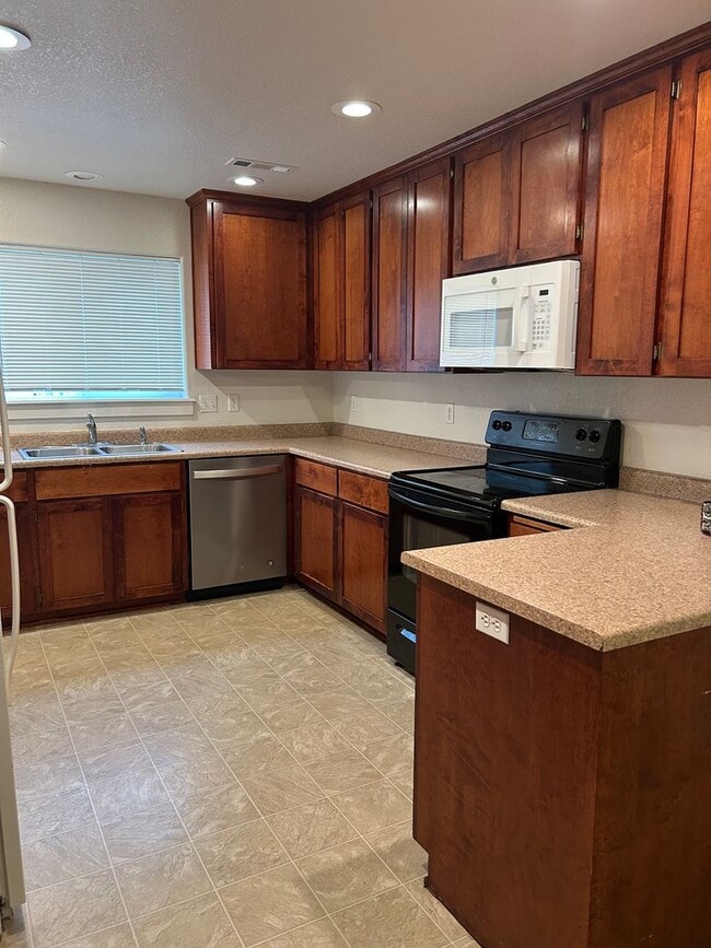 Building Photo - 3 Bedroom 2.5 Bath Duplex