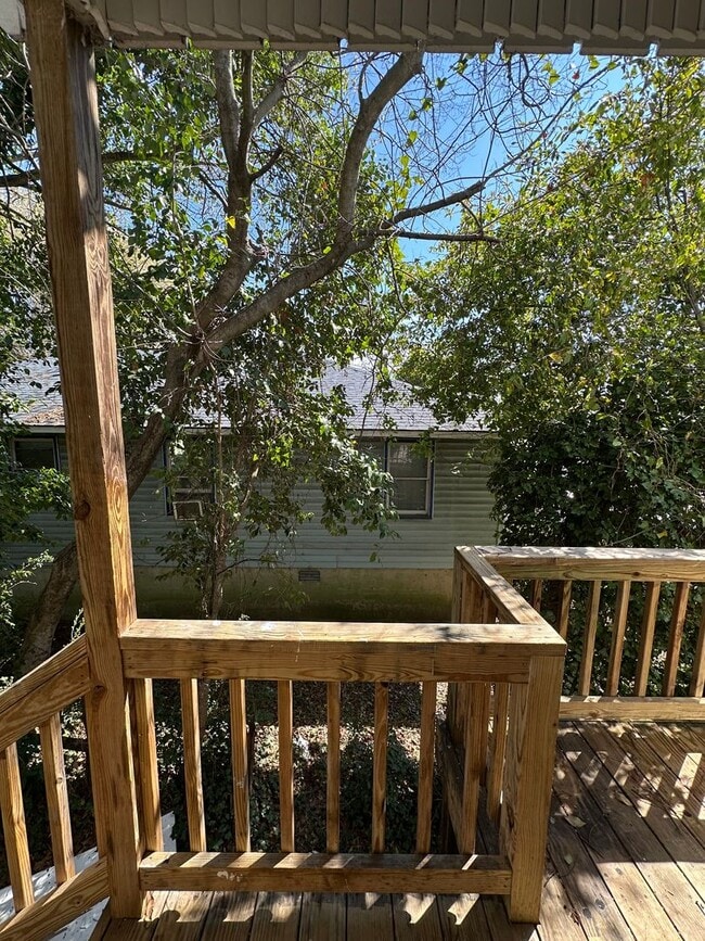 Building Photo - Renovated 3 Bed 1 Bath House