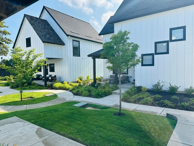 Building Photo - Custom Condo Community