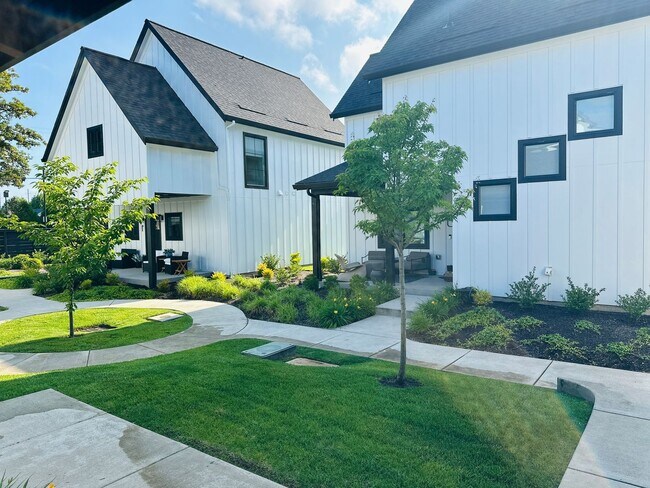 Building Photo - The Green at Felida Park Stunning Home