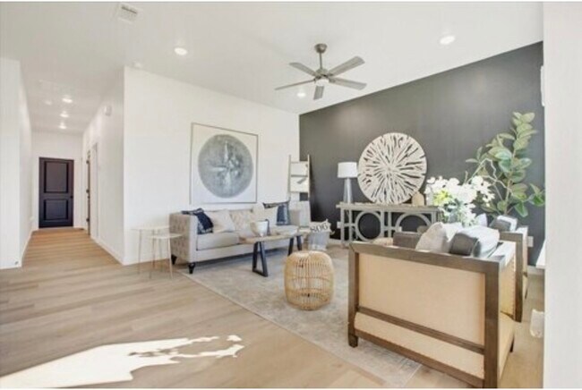 Building Photo - Modern home