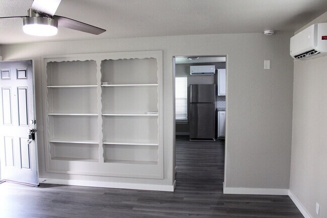 Building Photo - "Beautifully Updated Open-Concept Studio w...