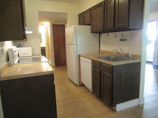 Building Photo - Adorable main floor 1 bed unit