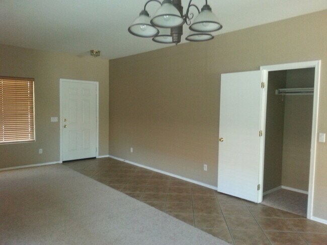 Building Photo - Rare 6 Bed, 3.5 Bath Home in San Tan Valley