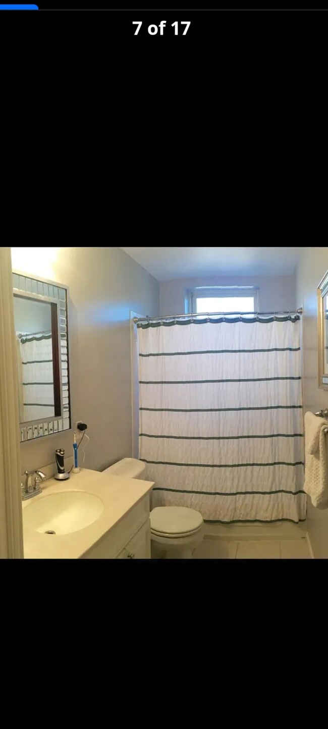 Full bathroom - 600 S Paca St