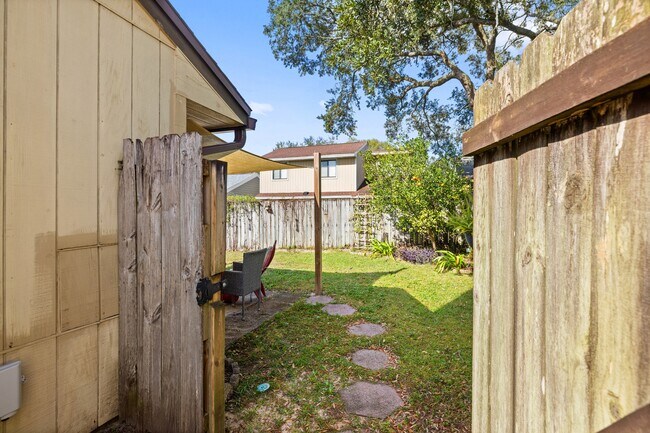 Building Photo - 206 Cedar Ridge Way