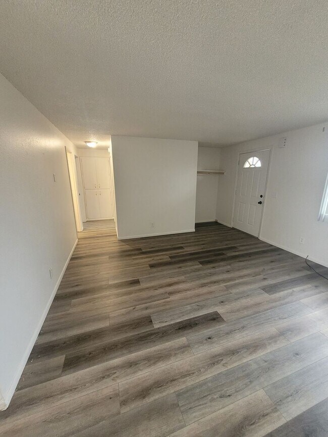 Building Photo - Updated 2BD/1BA Coming Duplex Available