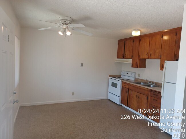 Building Photo - 2 bedroom 1 bathroom unit