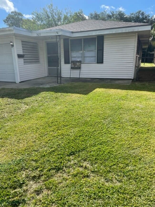 Building Photo - Mid April Move In