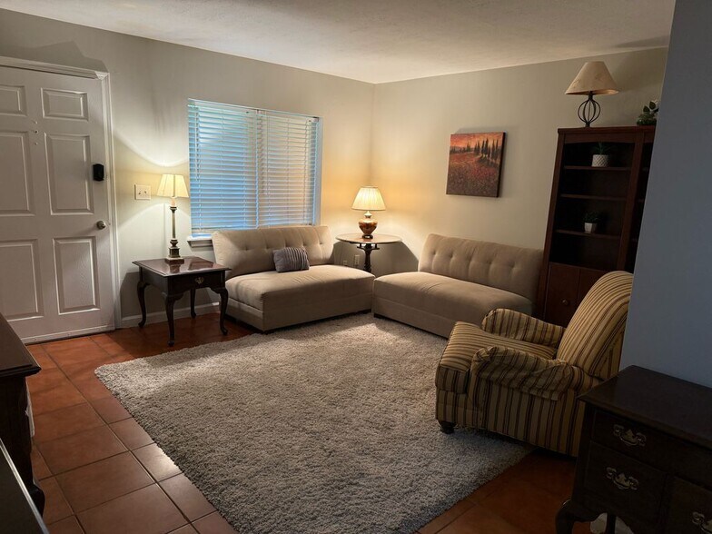 Building Photo - 3101 Colonial Way