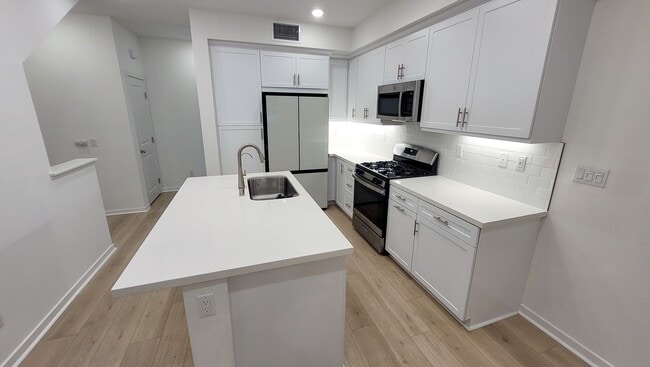 Building Photo - $1000 OFF MOVE IN COST on this Gorgeous Three Story 3 Bed 3 Bath Townhouse