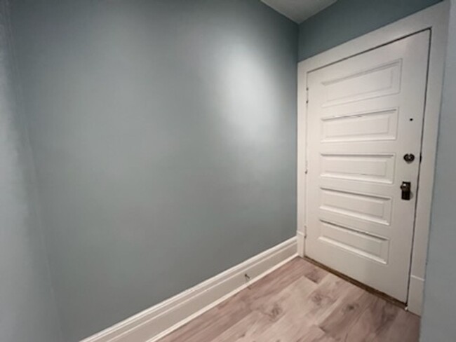 Building Photo - Spacious First Hill condo in the historic ...