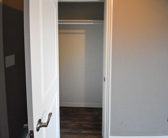 Building Photo - Stunning 3 bedroom, 2 bathroom Home availa...