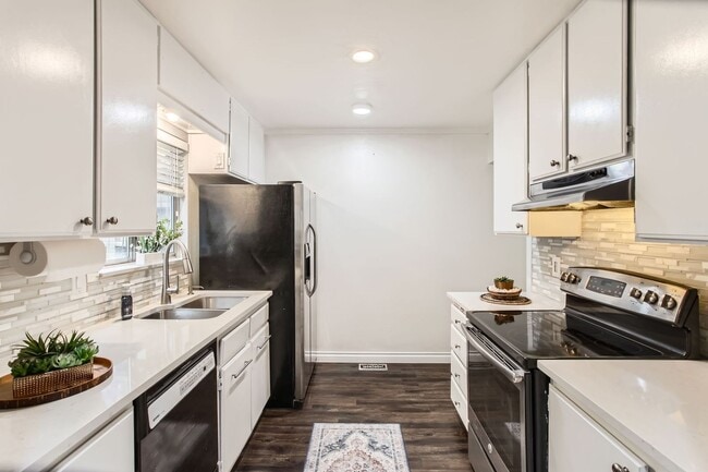 Building Photo - Beautifully Updated 2 Bedroom, 1.5 Bathroo...