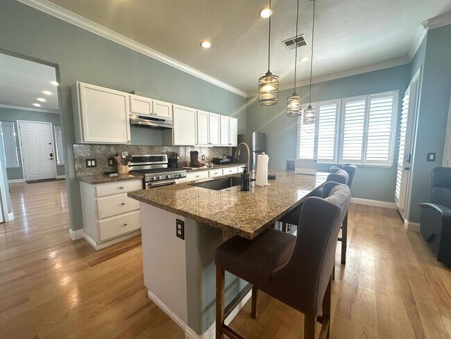 Building Photo - Gorgeous single story with Pool!