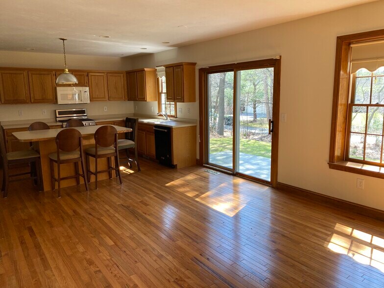 Building Photo - 8 Dickson Ln