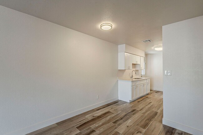 Building Photo - 558 S Lesueur