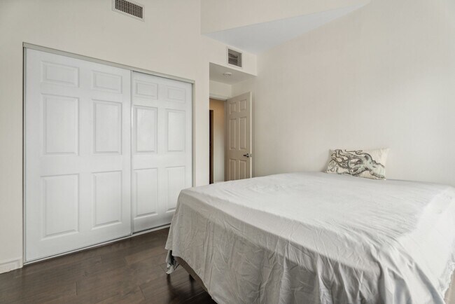 Building Photo - Modern 2-Bedroom Condo with Premium Amenities in Downtown San Diego
