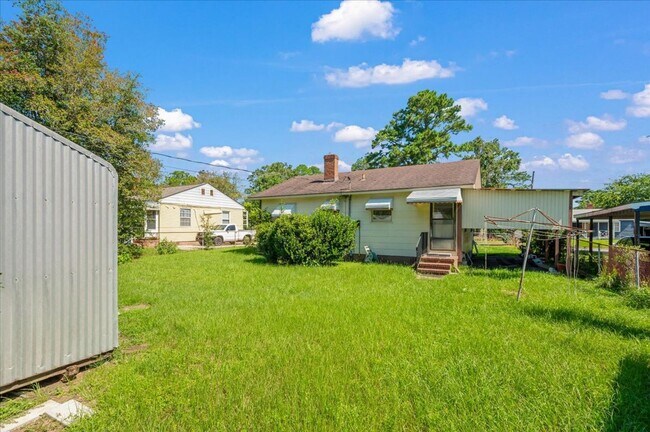 Building Photo - Recently Renovated 2-Bedroom Home – 1.5 Mi...