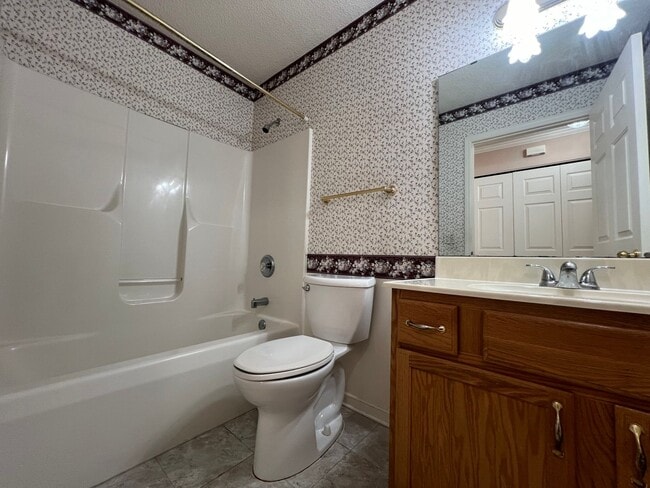 Building Photo - Beautiful 2-bedroom, 2-bathroom Townhome!