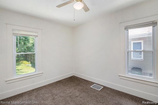 Building Photo - 838 Pinecrest Dr